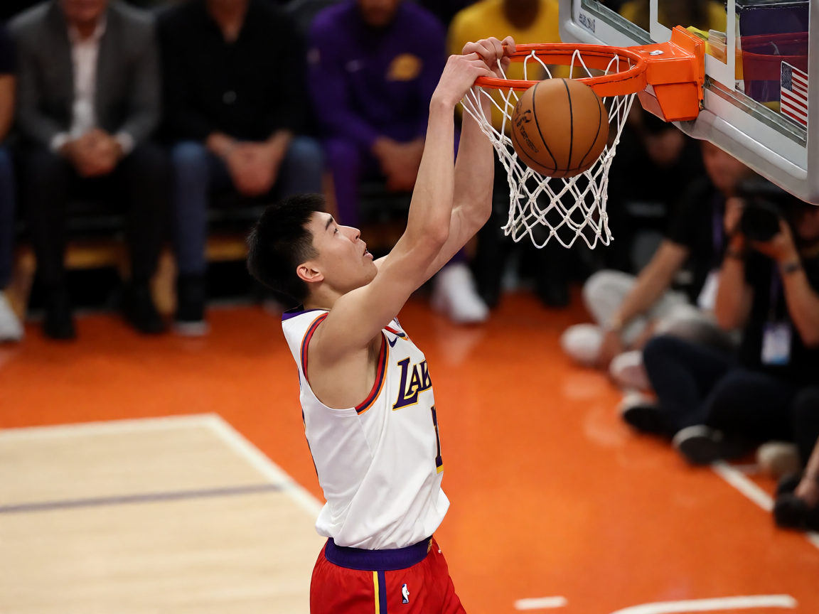 NBA篮球比赛现场精彩扣篮瞬间